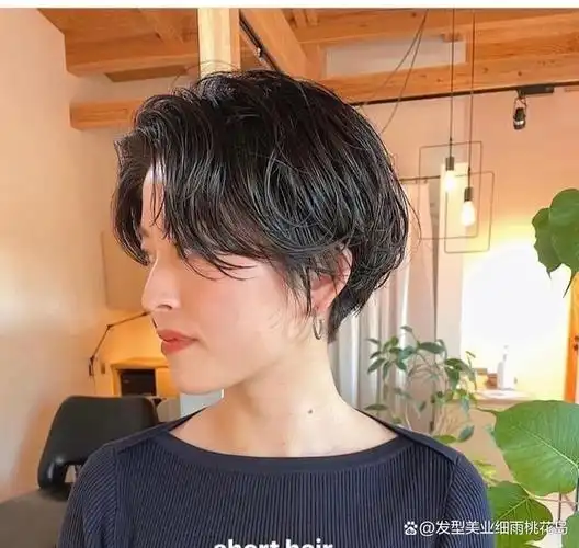 整体发型的设计,以微卷作为主体,卷度刚刚好,层次感非常分明,随意的