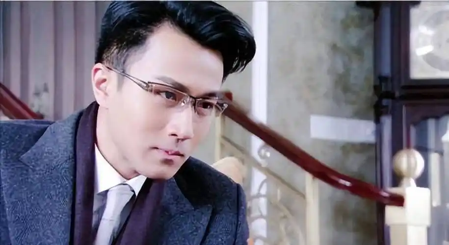 甚至刘恺威在剧中抽烟的动作都没有油腻感,和现在影视剧中很多扮演的