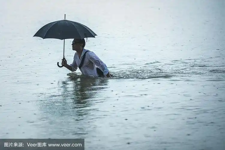 帅男撑着伞在雨中走过