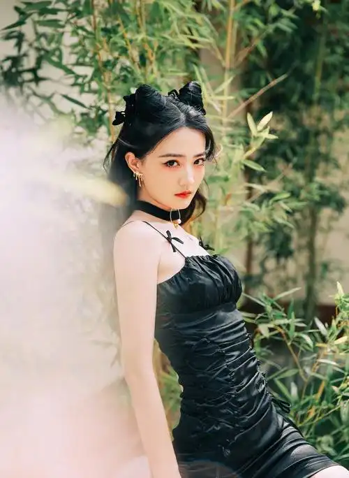 徐璐穿上细肩窄腰的吊带小黑裙搭配上双长靴展现完美的腿型