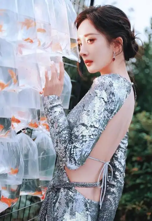 杨幂珍贵写真:杨幂露背晚礼服 气质美呆了