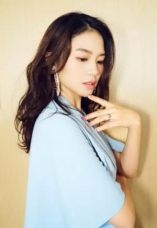 黄英时尚靓丽写真图片