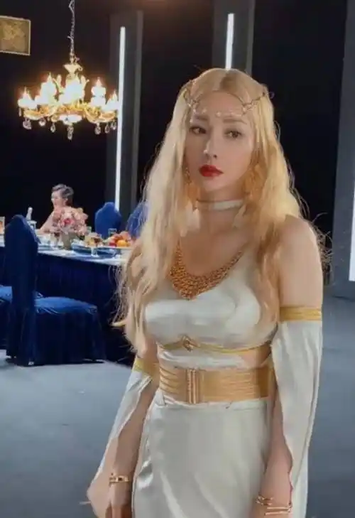 柳岩cos"雅典娜",金色头发加曼妙身姿,这才是"在逃女神"!