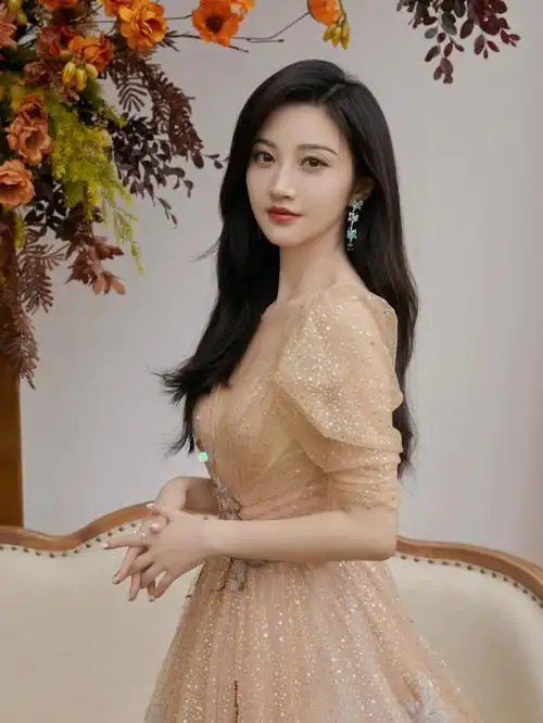 景甜佩戴cocsis 绽放系列风铃草耳饰91出席 #2021大湾区中秋电影