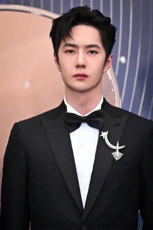 220814 微博电影之夜 @uniq-王一博 73是大明星也是贵公子!