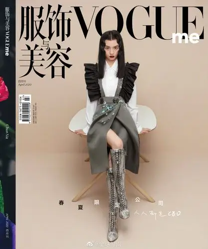 《vogueme》四月刊封面,两位"公司ceo"优雅演绎浪漫春季里的时尚商务