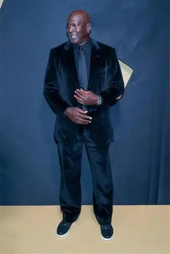 56岁乔丹身材发福走形,身穿黑色西装稳重帅气!爱妻娇艳欲滴