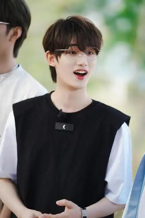 丁程鑫今日花絮照送达 湿发发带造型的帅气小丁上线,运动风男孩__财经