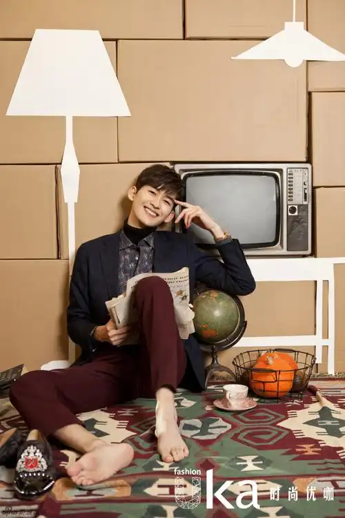 组图:行走的霸道总裁!张翰赤脚演绎英伦优雅_高清图集_新浪网