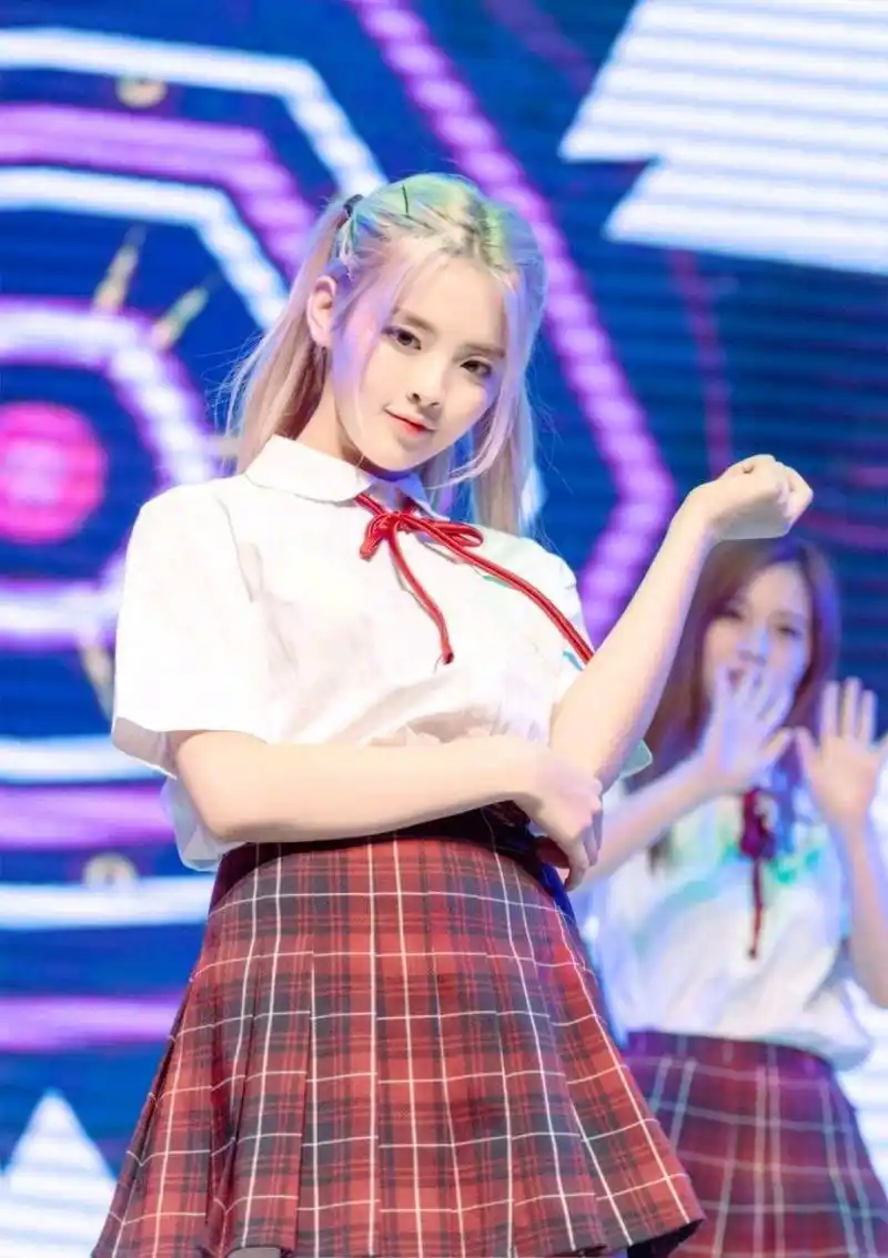 杨超越长相清纯,再加上一身学生制服,更加显得清纯亮丽,明艳动人