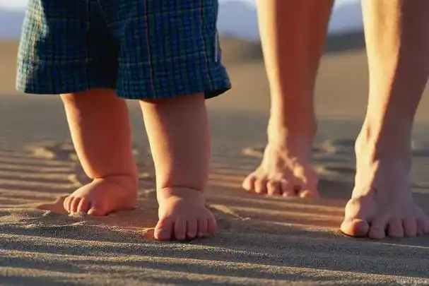 宝宝光脚丫,儿科医生表示,这样有很多好处