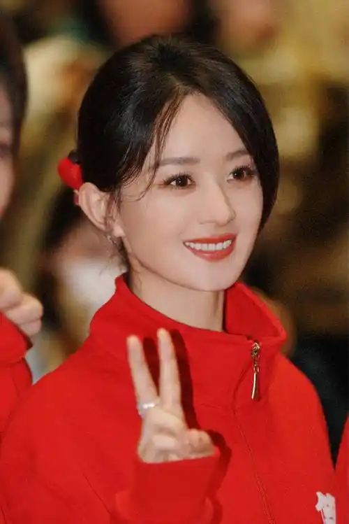 赵丽颖晒照宣传新电影,大红外套超喜庆,笑容甜美迷人似初恋_票房_穿着