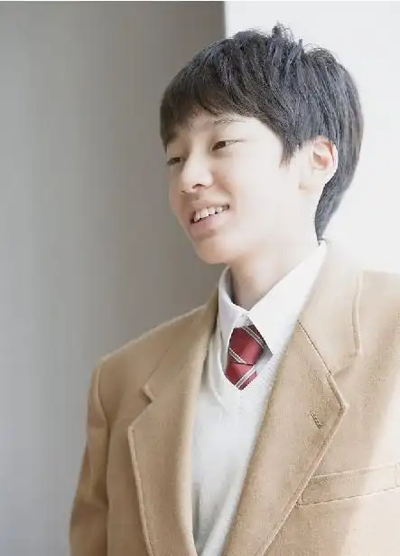 男生剪一个什么样的发型 既符合学校规定又好看 有个性呢 求图片