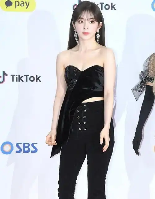 裴珠泫身穿黑色抹胸套装,展"冰美人"的气质,优雅又不失性感!_网易订阅