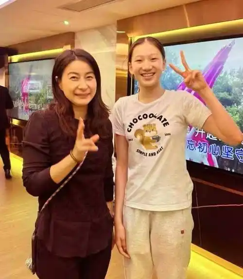 李宁携众多冠军大咖到场,郭晶晶张怡宁现身_中国_霍启刚_陈亚琼