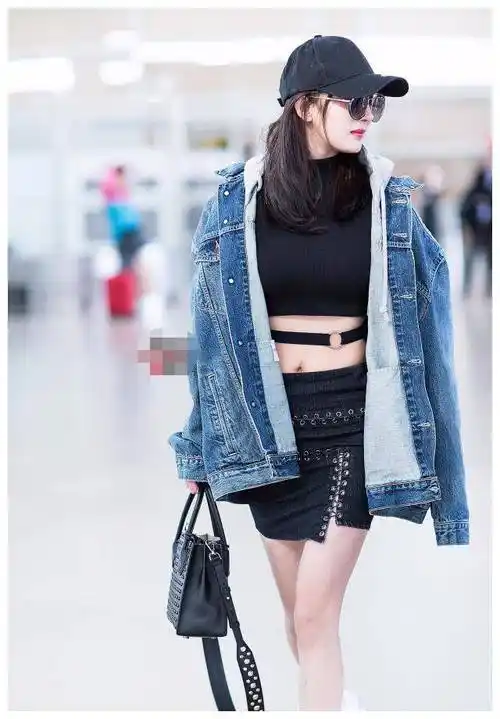 杨幂穿"炫腹装"也踩雷,绑带处勒出赘肉,看着腹部太松垮插图