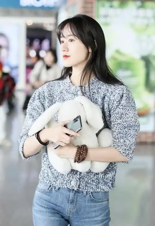 袁冰妍现身机场穿九分裤搭毛衣显腿长太怕冷不露脚踝穿长袜
