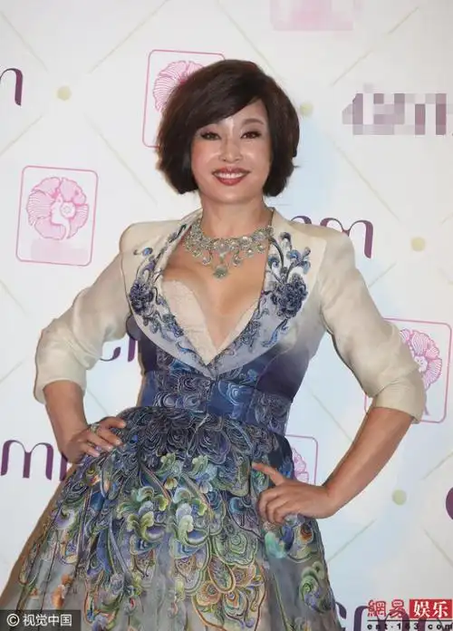 刘晓庆穿深v透视装秀好身材