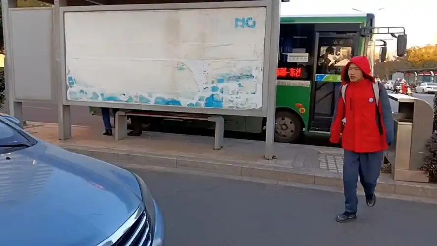 一辆绿色公交车下车两人