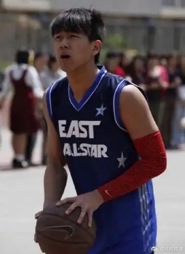 李现杨紫7年前旧照被扒,李现张一山打篮球,杨紫当拉拉队加油