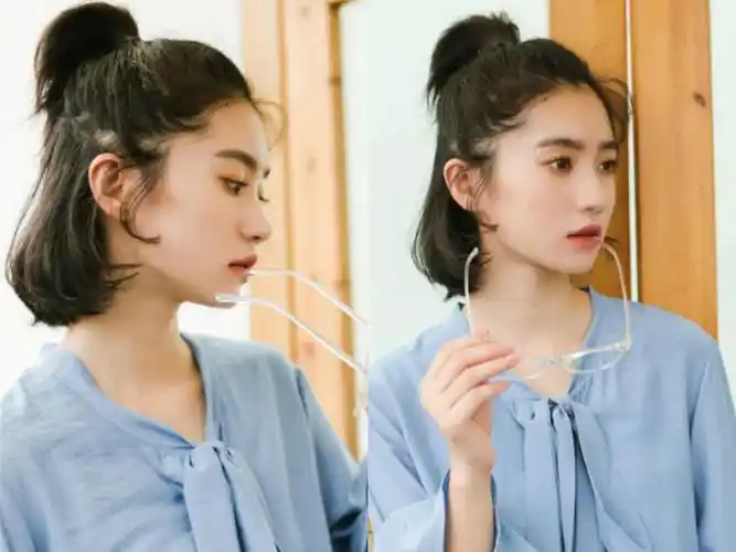 一半头发自然披散在肩上,另一半扎成丸子头造型,在精致耳饰的点缀下