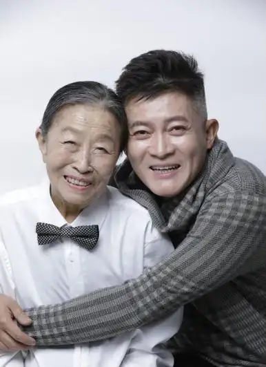 75岁张少华因病去世生前全家庆生合影曝光与丈夫同框画面温馨