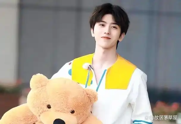 据爆料指出,蔡徐坤和c姓女子经朋友介绍相识,两人第一天见面就发生了