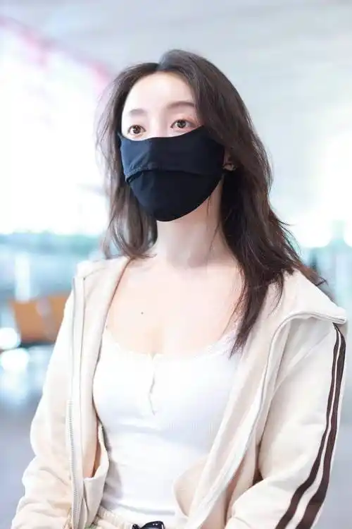 姜贞羽这身运动套装活力加分~_北京_奶油_账号