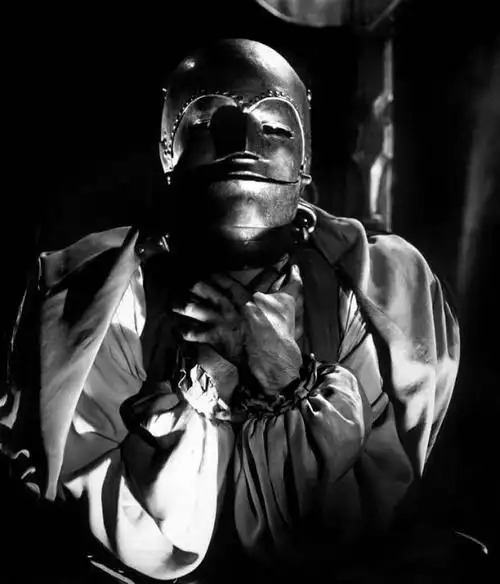 戴面具的男人:被囚禁34年,无人看到他的面容,身份至今成谜