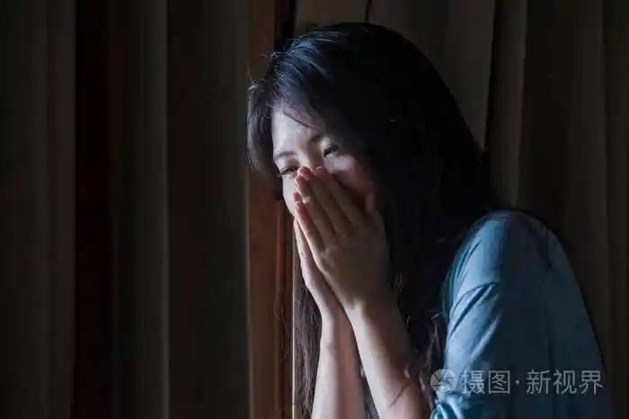 戏剧性的室内肖像,年轻的悲伤和沮丧的亚洲中国妇女哭着绝望的破碎的