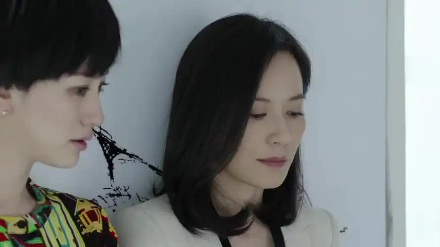 大丈夫顾晓岩和顾晓珺纷纷发出感慨顾大海坐在沙发上打电话