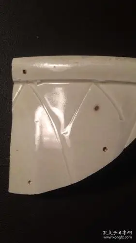 定窑瓷片(33)----北宋定窑刻花芒口瓷片标本(带锔钉孔,北京城区出土)