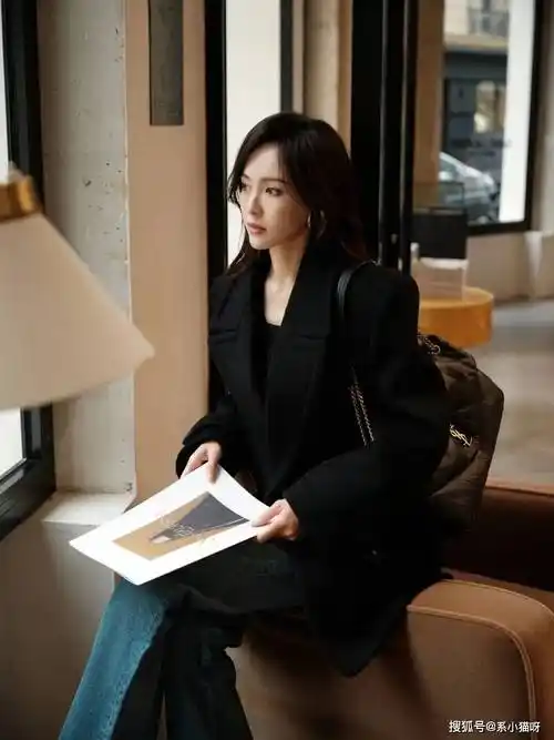 原创唐嫣巴黎街头气场超绝西装搭配牛仔裤潇洒甜酷