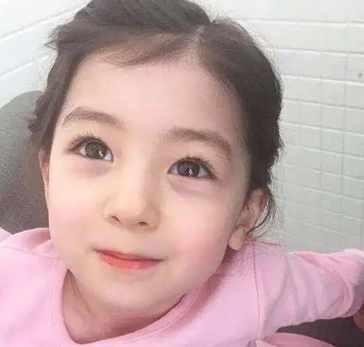 请问一下,照片里的网红小女孩是谁呀?哪位网络达人能告诉我!谢啦