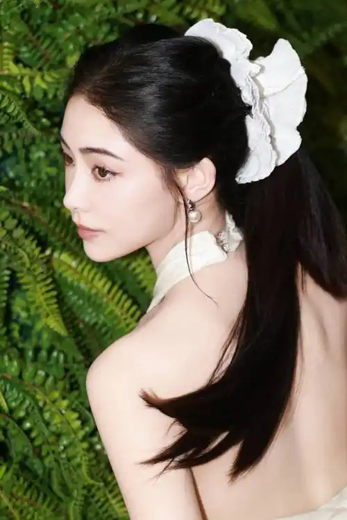 许佳琪穿挂脖露背裙好优雅身姿婀娜妙曼张力十足