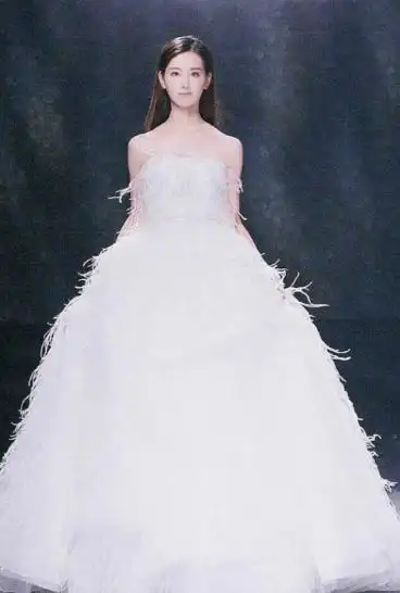 甚至之前还有人说她撞脸了刘亦菲,穿上这样的一件白色羽毛婚纱之后