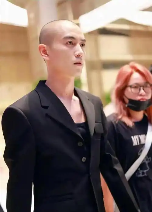 陈晓光头造型亮相白玉兰奖颁奖典礼!