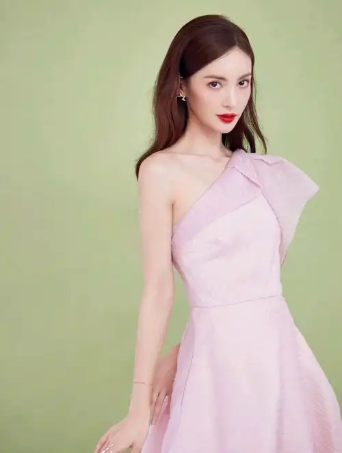 金晨好甜美身着粉色连衣裙配蓬松发型看似很简约却精致高级