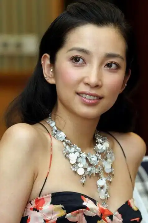 47岁李冰冰罕晒出一组美照长发披肩魅力十足尖下巴抢镜