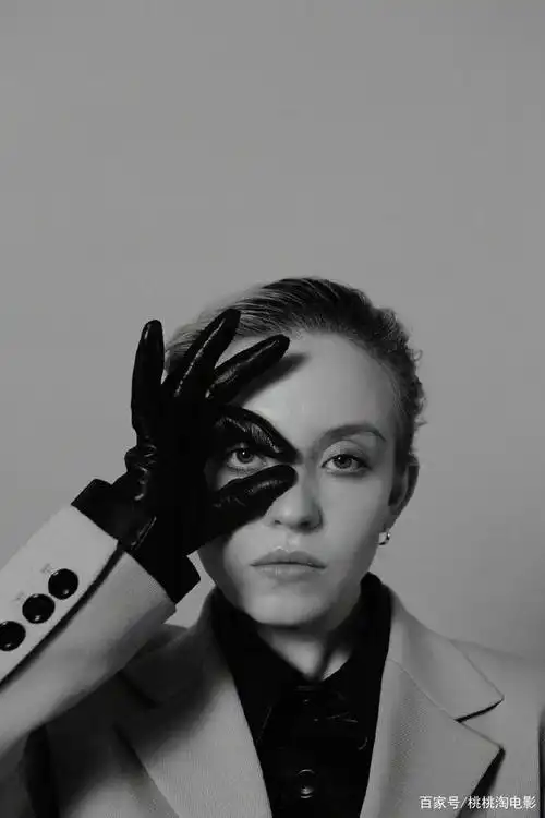 组图:甜心变霸总!美剧《亢奋》女星西德妮·斯威尼杂志大片