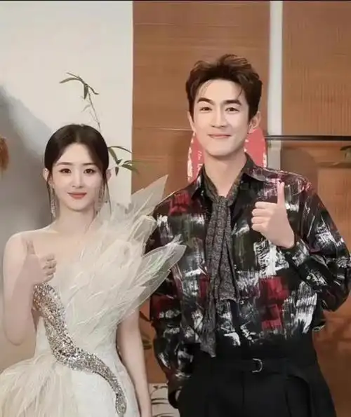 林更新在赵丽颖身边像孩子一样放松!看上去,两个人真甜