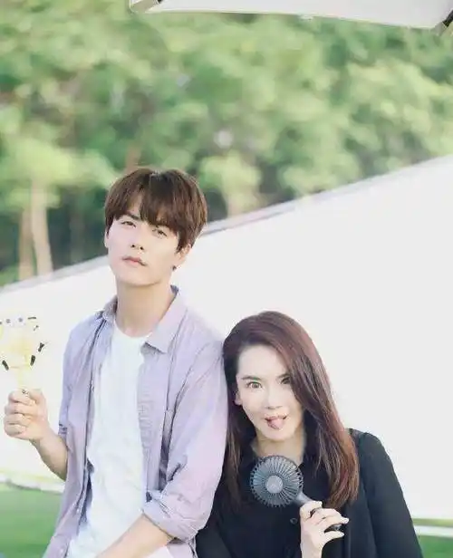 lucky探班戚薇遇马天宇,被问戚哥天宇谁帅时,她的回答堪称完美_哥哥