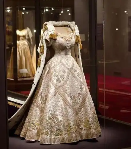 细到嘴唇指甲英国王室的着装要求有多苛刻