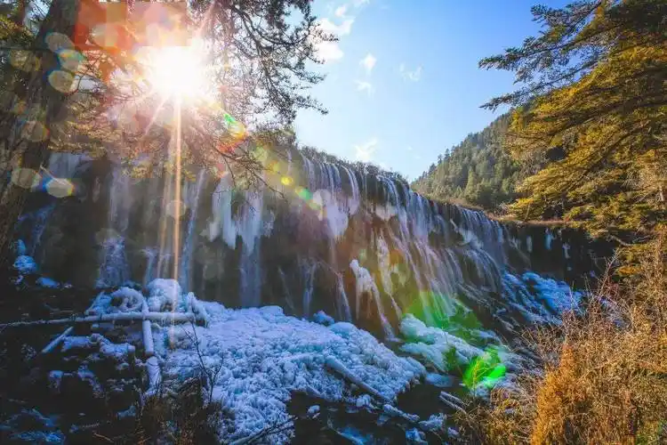 全域旅游 | 九寨沟新春染上一道七色的彩虹_阳光_色彩_瀑布