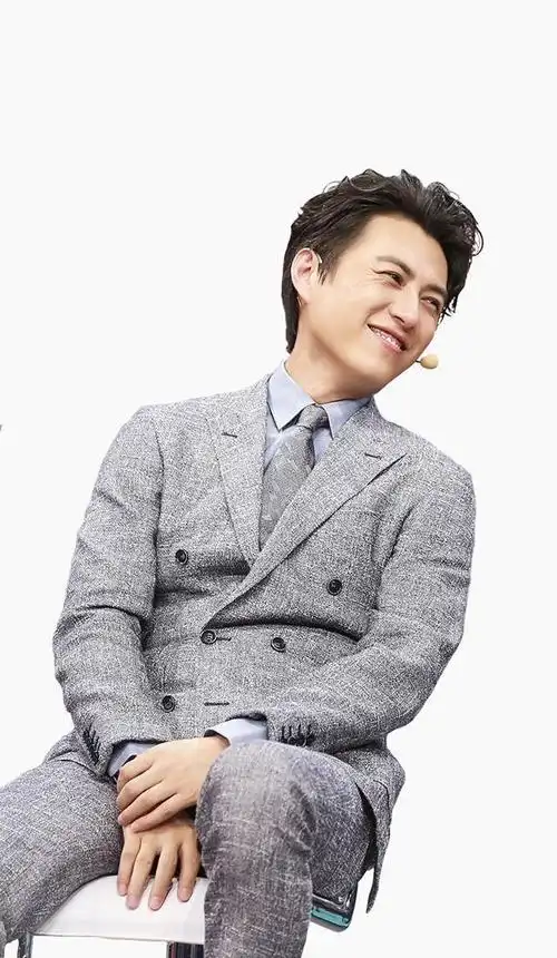 不拍戏就"消失",47岁的靳东,已经走上了男演员的另一条大道