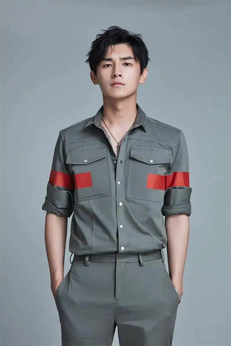 杨旭文帅气写真曝光 硬汉气息扑面而来