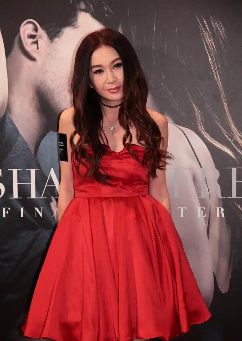 组图:温碧霞抹胸红裙亮相秀美腿 性感妩媚