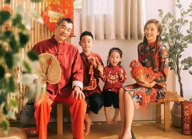 群星携萌娃给大家拜年,陈小春一家真喜庆_网易订阅