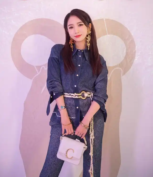 孟美岐的身材简直绝了,身穿泳衣太撩人,一颦一笑都化身为小妖精