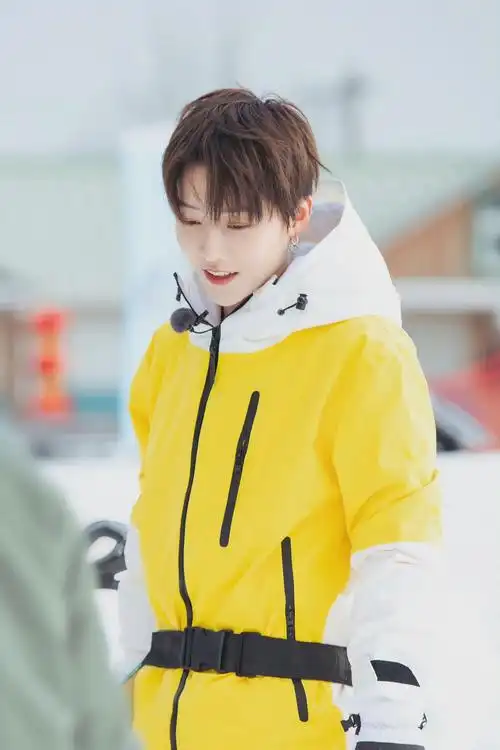 刘雨昕这个造型也太可爱了吧怎么会有人把这个颜色穿这么好看啊